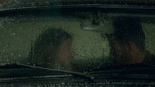 透过雨淋的模糊车窗拍情侣视频素材模板下载