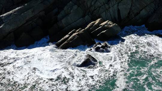 航拍大海海浪礁石慢镜头