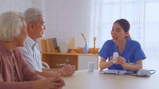 亚洲护理护士一起在家检查老年夫妇病人。视频素材模板下载