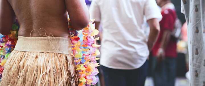 夏威夷宴会上穿着草裙的人