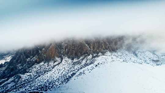 航拍雪中的甘南大草原白石崖
