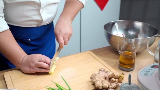 制作美食的东方男性形象