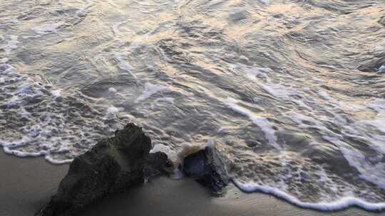 沙滩海水特写潮汐浪花拍打海岸海边涨潮退潮