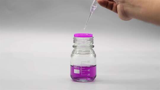滴管向试剂瓶里滴粉紫色溶液