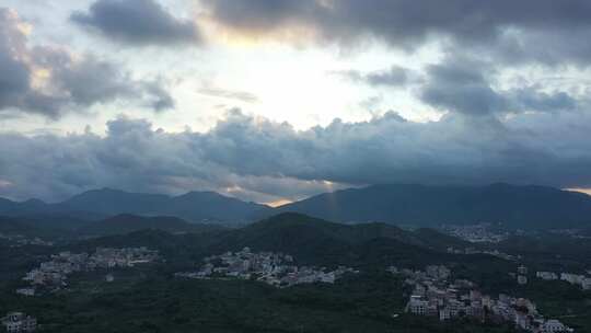 武汉山中村落早晨阳光穿过云朵航拍
