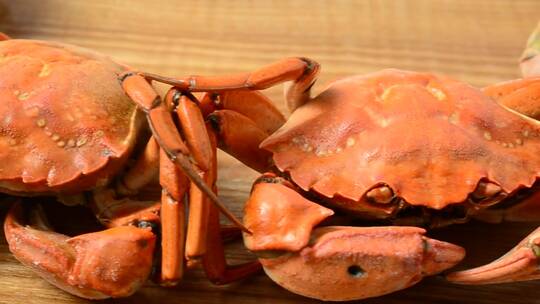 桌子上煮熟的螃蟹