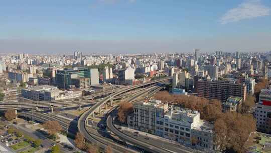 巴霍大道和布宜诺斯艾利斯-拉普拉塔高速公路交叉口白天的鸟瞰图视频素材模板下载