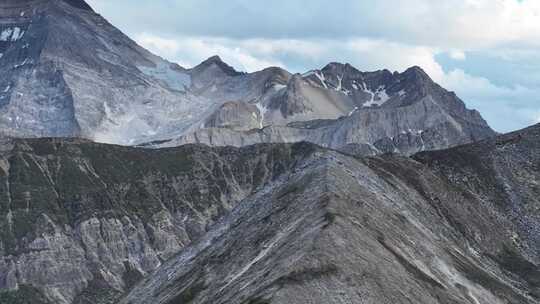 近距离航拍川西稻城亚丁山脉自然风光