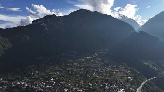 云南怒江傈僳族丙中洛人神共居秋色高空航拍