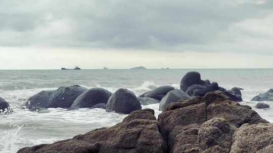 大海边的岩石海浪