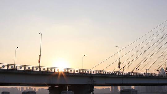 中国南昌八一大桥，日落时的景观