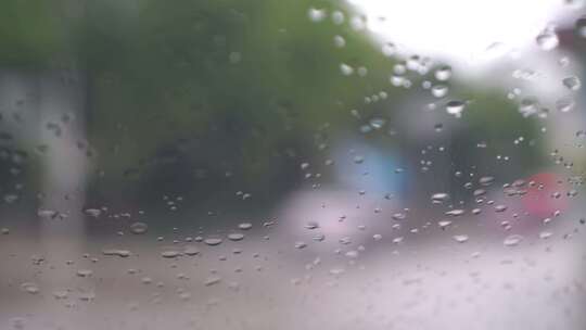 下雨天车窗外街景雨天道路交通车流窗户风景