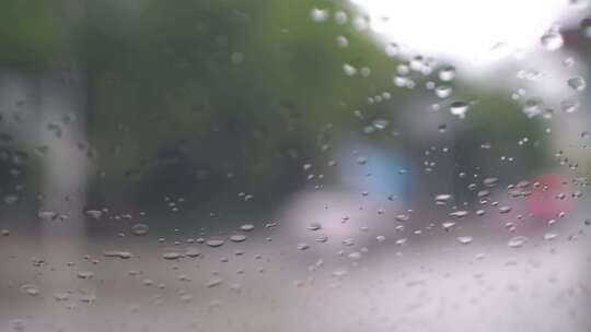 下雨天车窗外街景雨天道路交通车流窗户风景视频素材模板下载