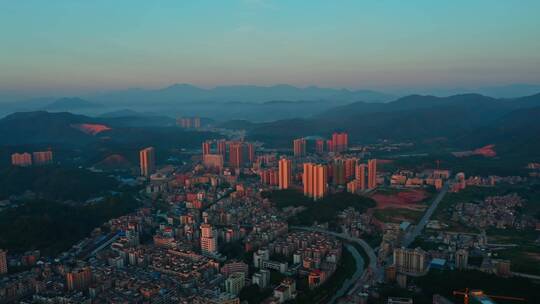 广宁县清晨城市大景航拍前进2视频素材模板下载