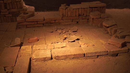 考古现场破碎的陶瓷青花瓷历史文物破损碎片