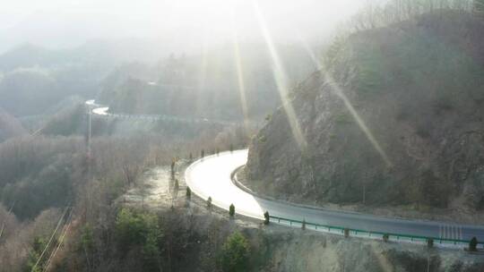 灿烂阳光山间公路