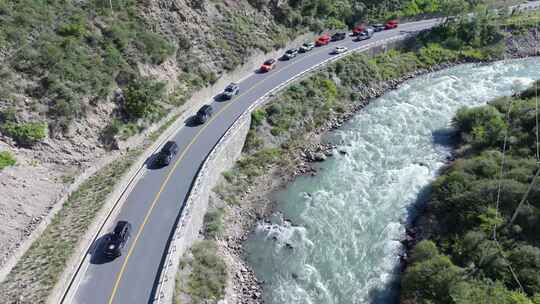 自驾车队行驶在高山峡谷 4K视频素材模板下载