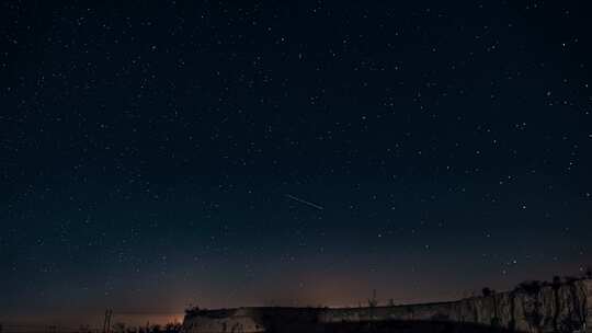 星空下的寂静山崖流星划过夜空