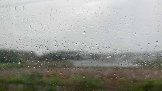 高铁雨窗风景