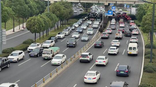 公路车流摇城市高楼立交桥