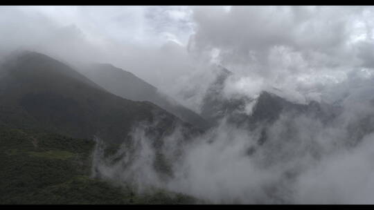 山间清晨迷雾