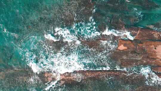 蔚蓝大海 浪花拍打礁石