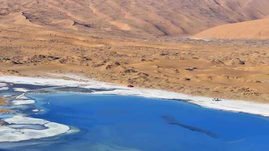 越野车穿越巴丹吉林沙漠巴丹湖