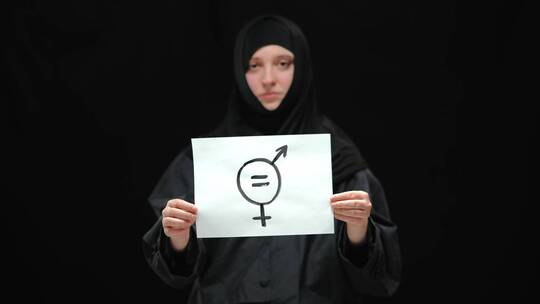 女人拿着女性性别平等特写标志