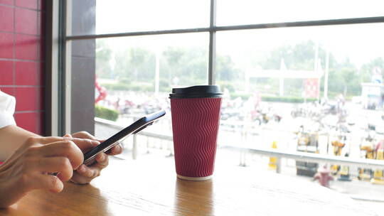 亚洲女性下午茶玩手机娱乐休闲活动