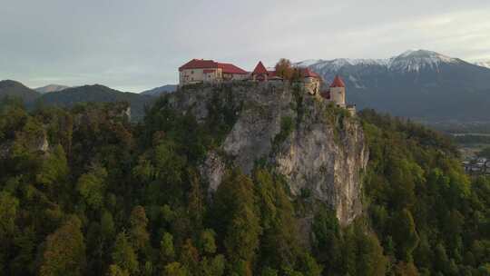 斯洛文尼亚朱利安阿尔卑斯山岩石悬崖上的历史中世纪布莱德城堡，旅游景点