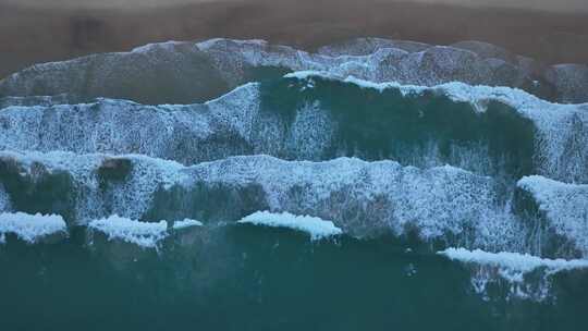 鸟瞰泰国普吉岛海域清澈的绿松石大海和波浪