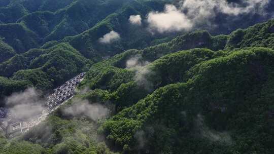 航拍大山中的民宿建筑