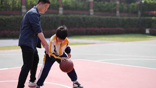 父子打篮球 体育运动 锻炼 球场视频素材模板下载