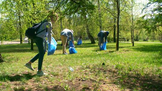 志愿者在公园里捡垃圾