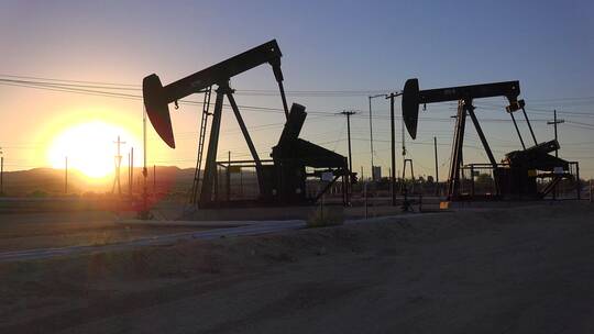 石油井架在夕阳下泵送视频素材模板下载