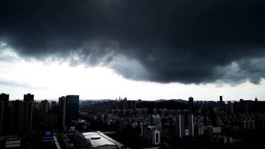 城市风云突变暴风雨的航拍延时摄影