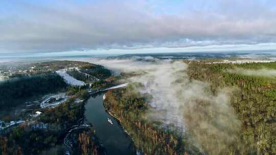 雾蒙蒙的冬季河流山上森林雪景视频素材模板下载