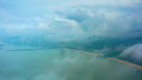 城市海岸云雾环绕景象三三