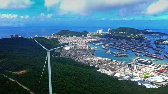 夕阳下的海边捕鱼船回港