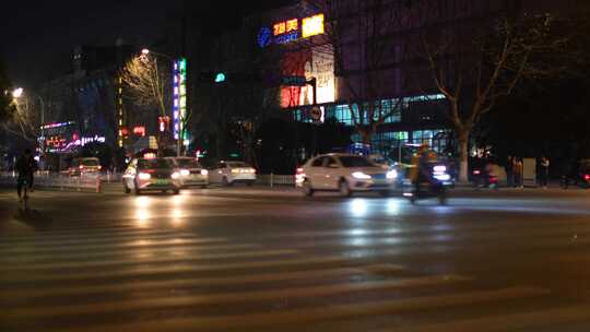 夜晚城市街头汽车车流人流夜景光斑视频素材