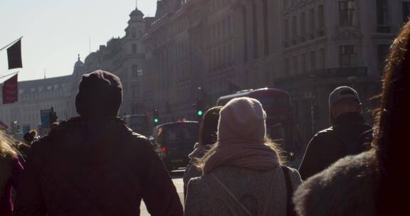 夫妇走在繁忙的伦敦街上