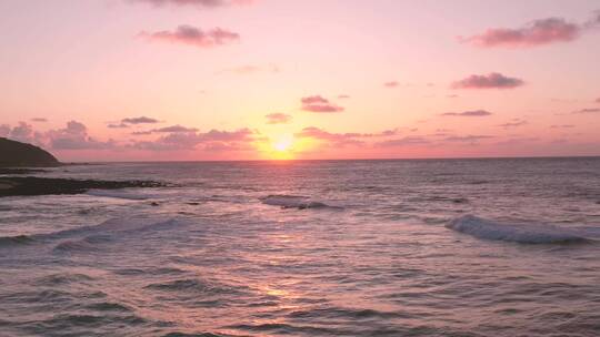 海滩地平线上的粉色天空黄色落日