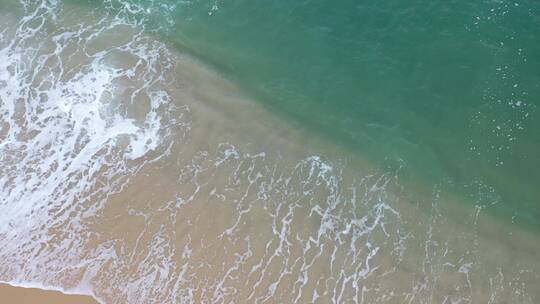 俯拍海浪海水海边航拍大海潮水海滩沙滩浪花视频素材模板下载