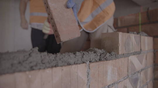 4k视频工地工人砌砖墙