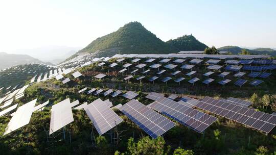 航拍山上光伏太阳能电池板