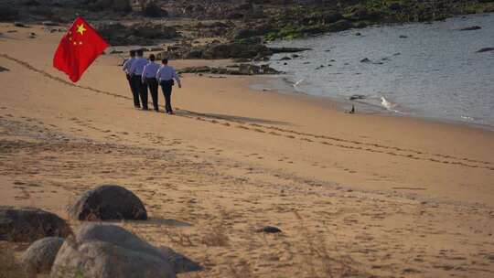国庆节威海警察高举五星红旗巡查海岸