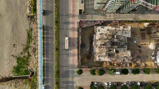 建筑商为浇筑混凝土鸟瞰图准备房子的地板