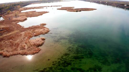 4K航拍深秋枯水期河干涸河道上形成的湖心岛