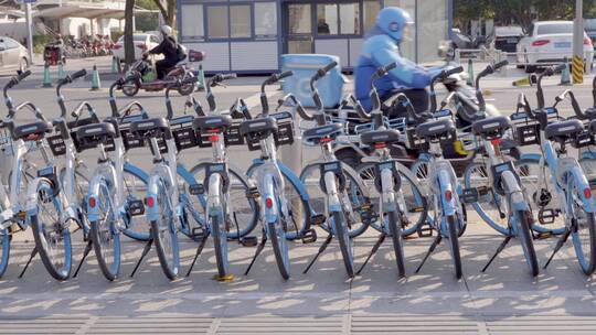 城市里共享单车停放在路边4K