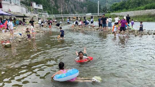 济南南部山区云河桥，野外山谷溪流玩水地